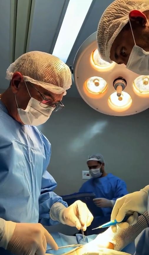 Dr. Emerson Vieira durante procedimento ortopédico